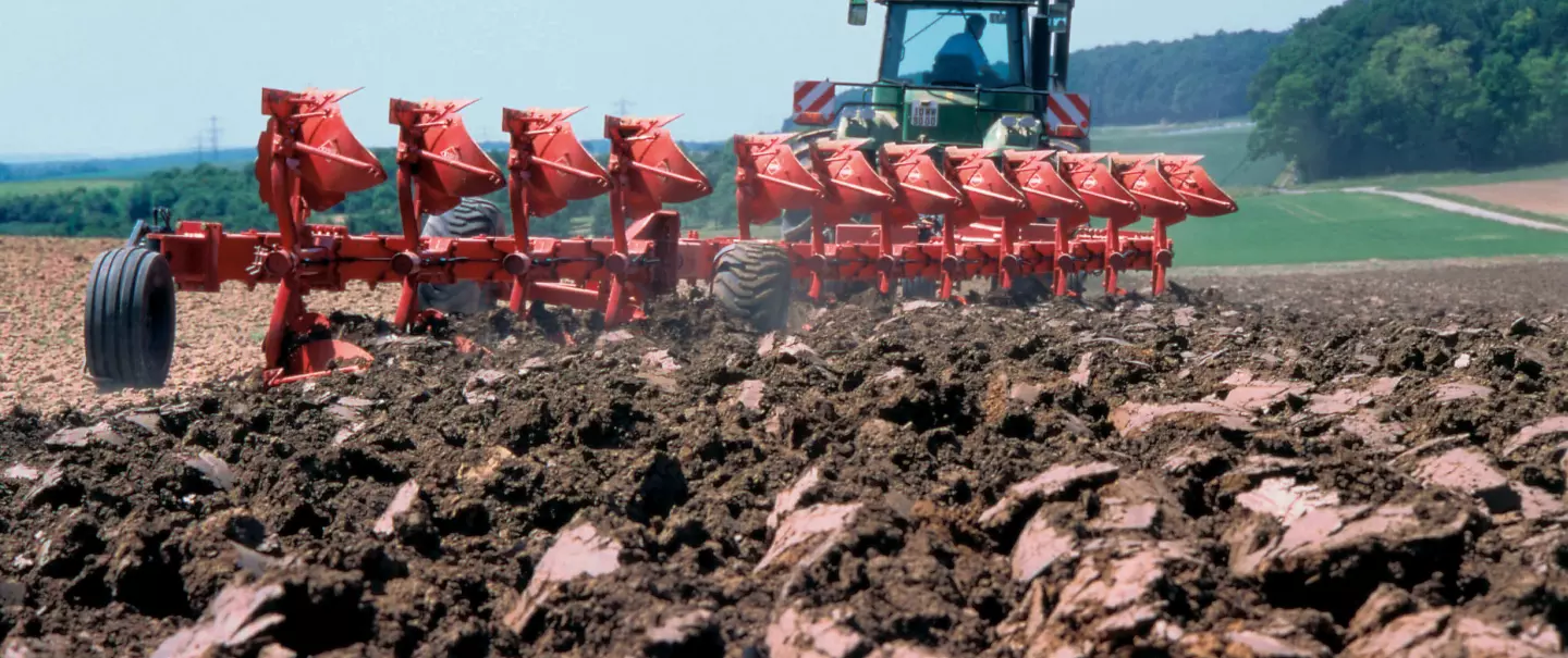 Vista del arado CHALLENGER con seguridad NSH
