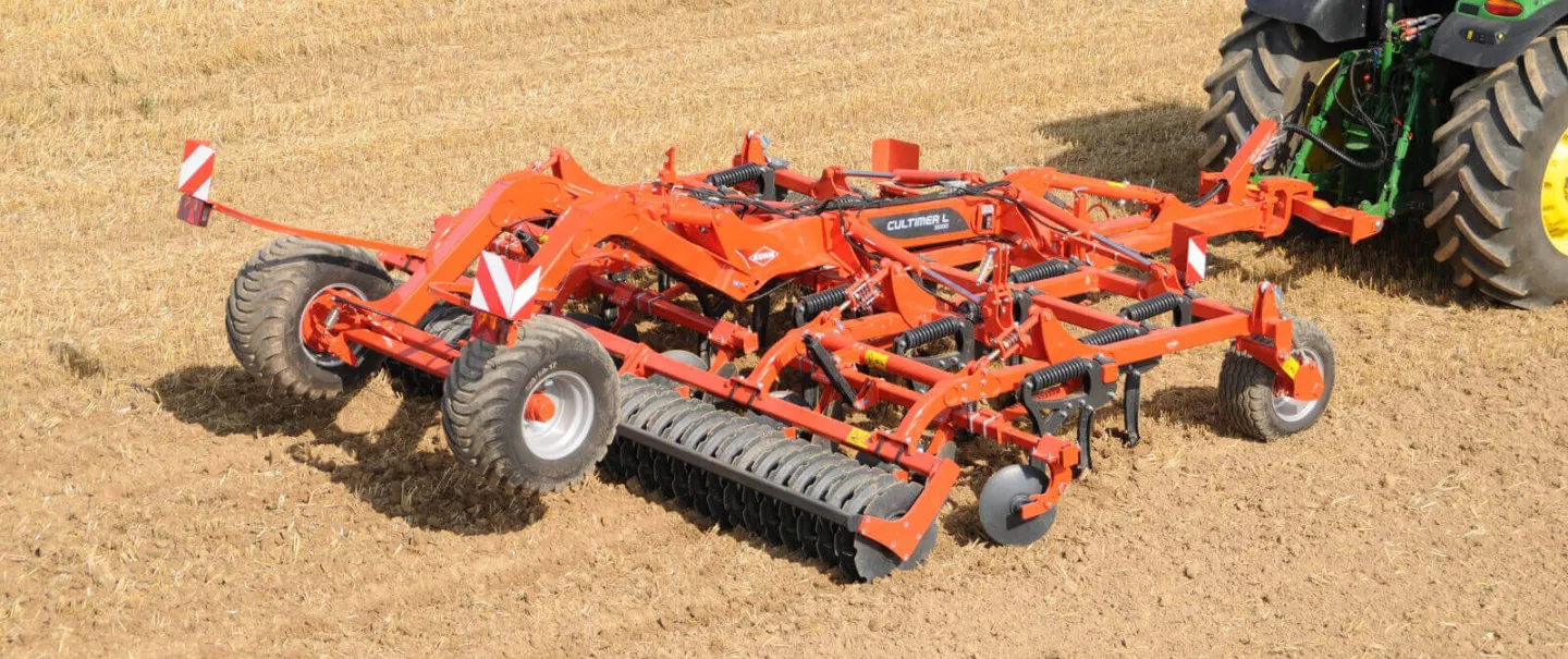 Rear view of a CULTIMER equipped with a KUHN roller