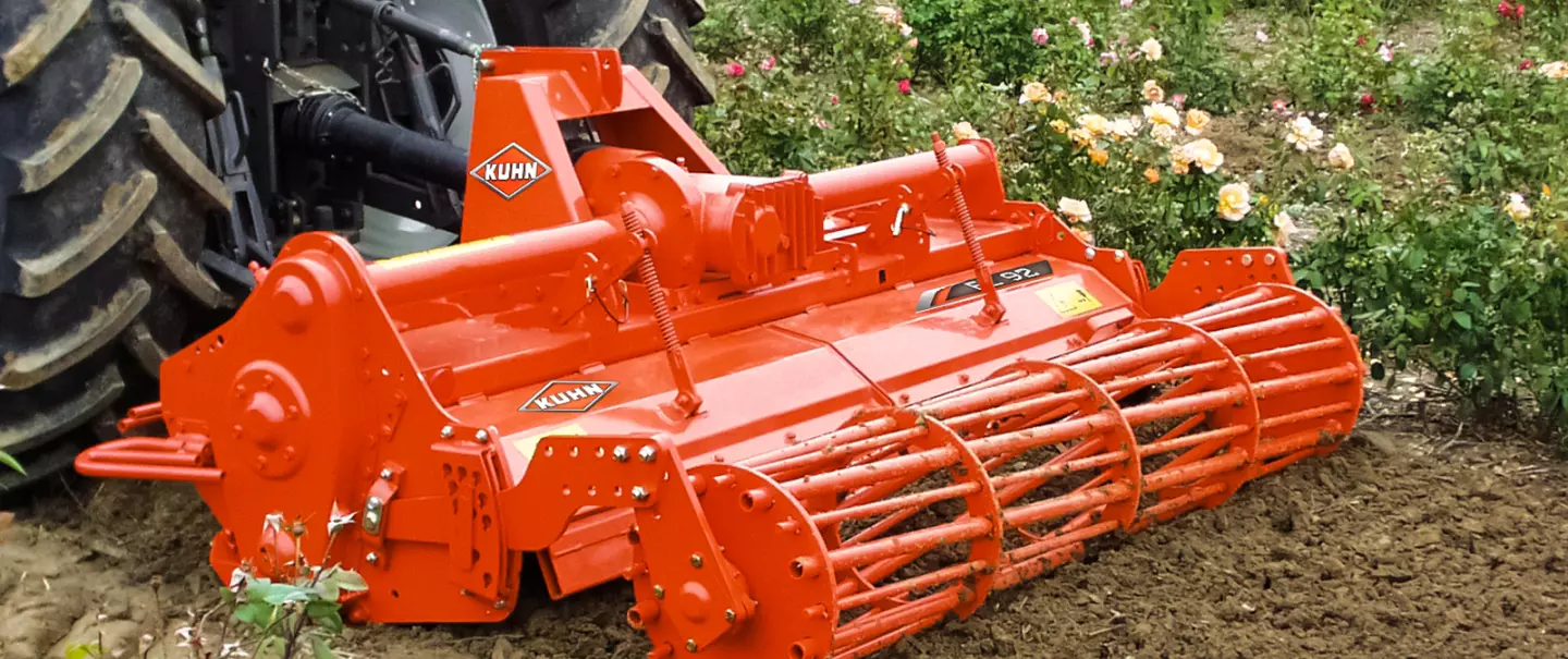 KUHN EL 82 frees aan het werk in een wijngaard