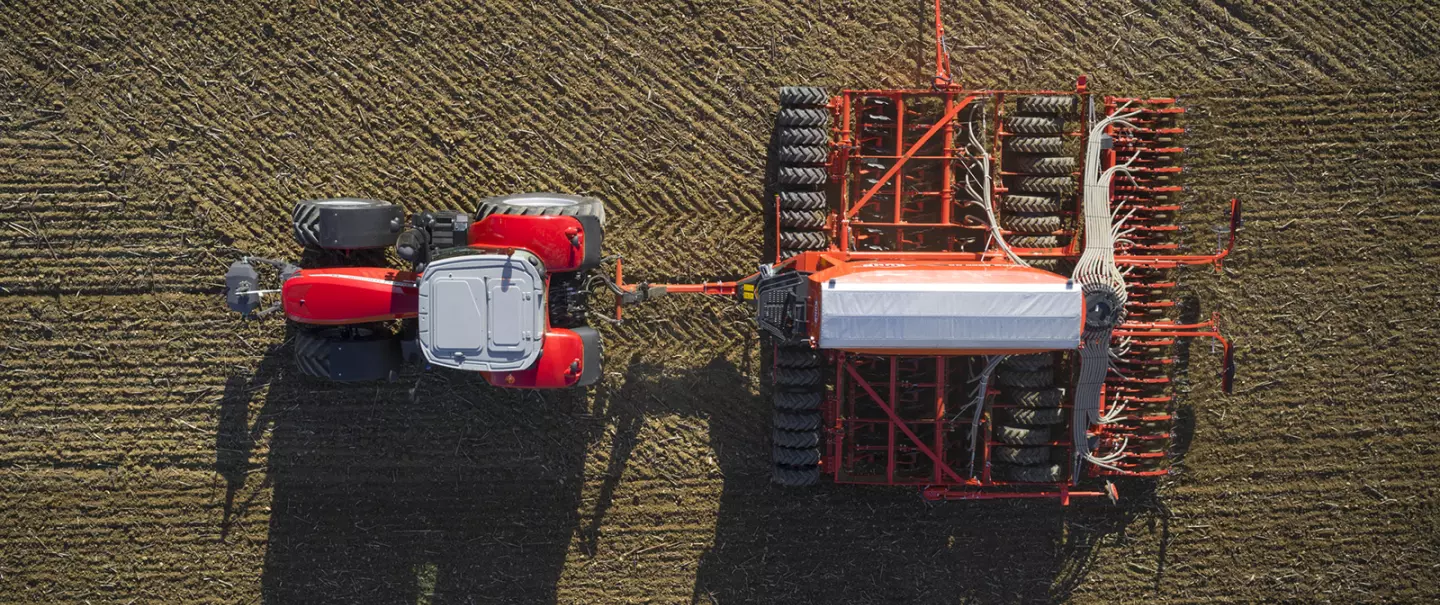 ESPRO 6000 RC min-till seed drill at work