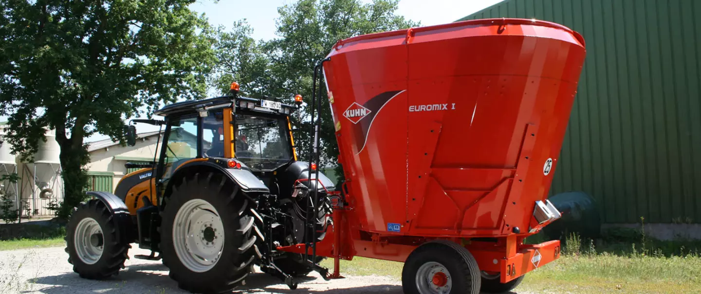 Single vertical auger EUROMIX I mixer at work