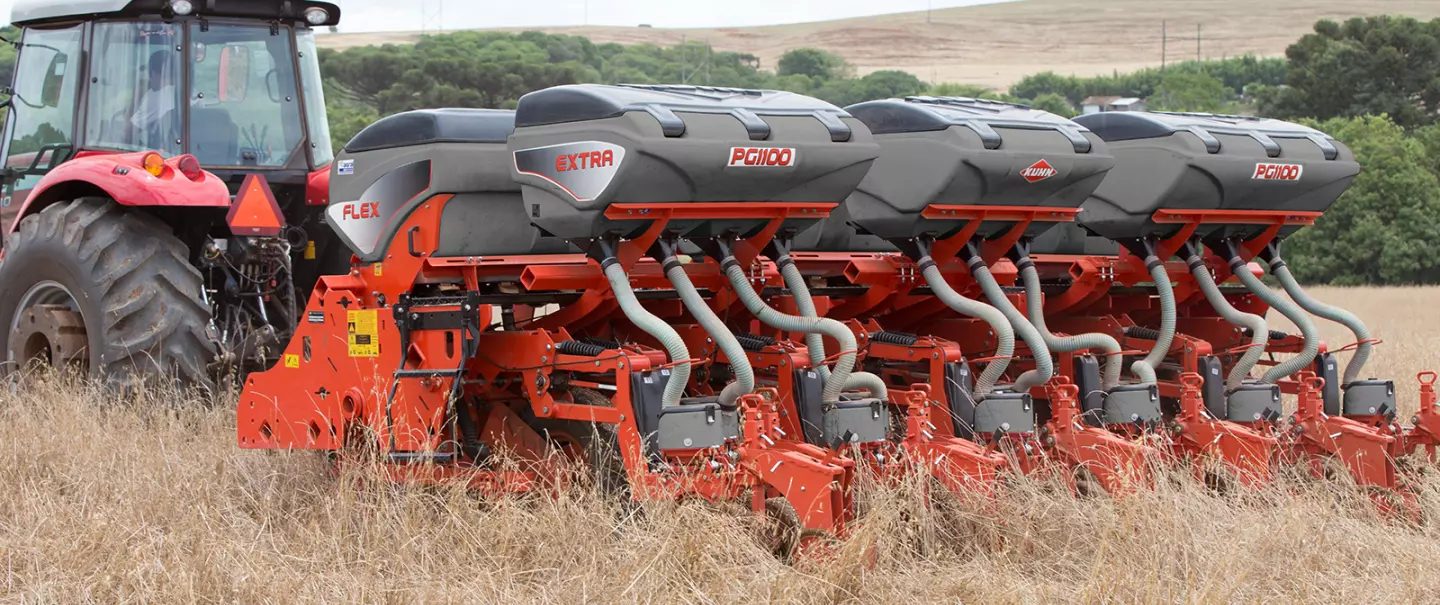Vista frontal de la sembradora Flex Pneumática