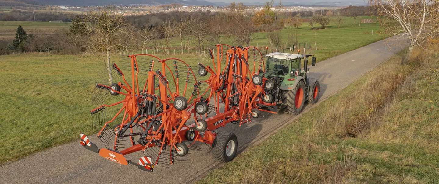 El rastrillo hilerador de 4 rotores GA 13231 durante el transporte por carretera