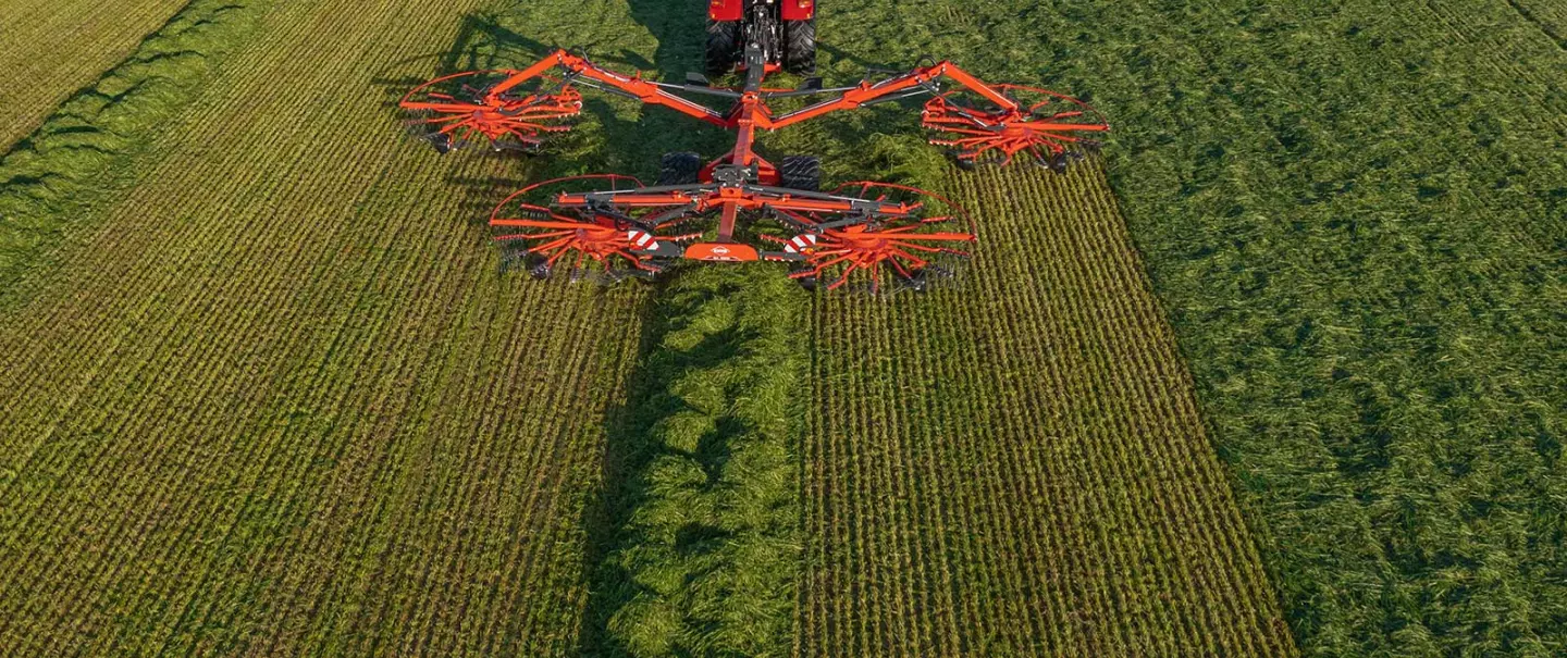 De GA 13231 4-rotor hark tijdens wegtransport