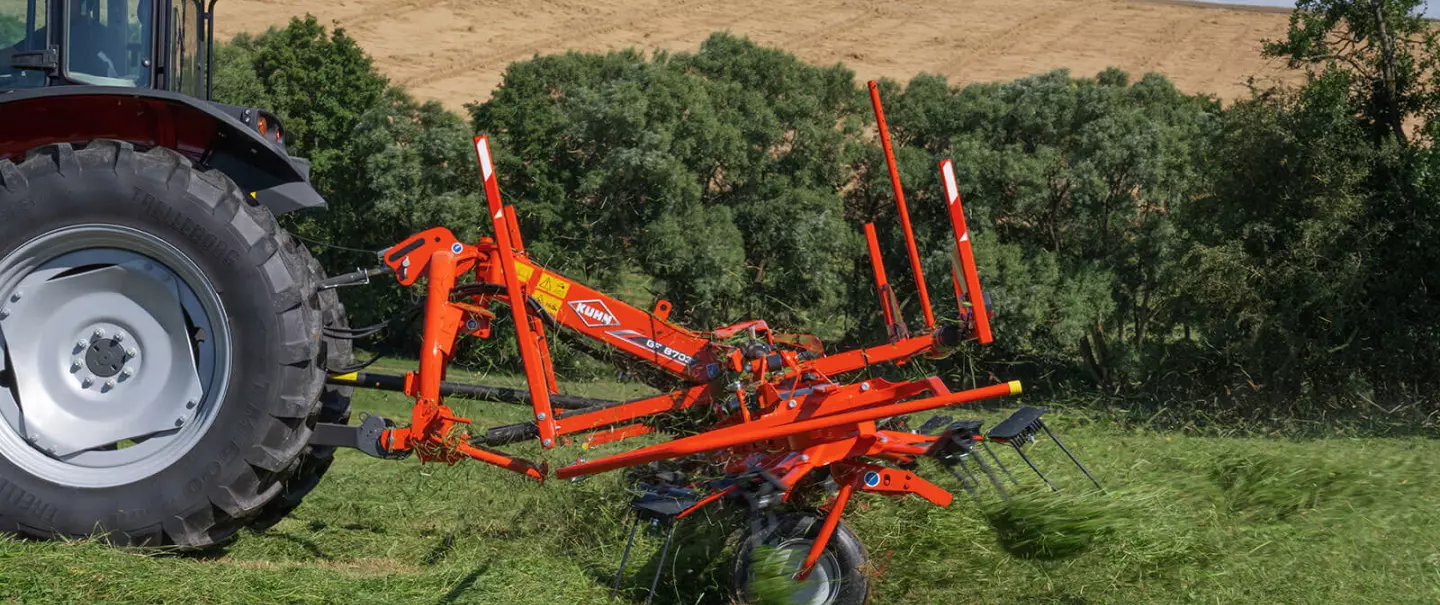 Le faneur GF 8703 au travail dans une parcelle