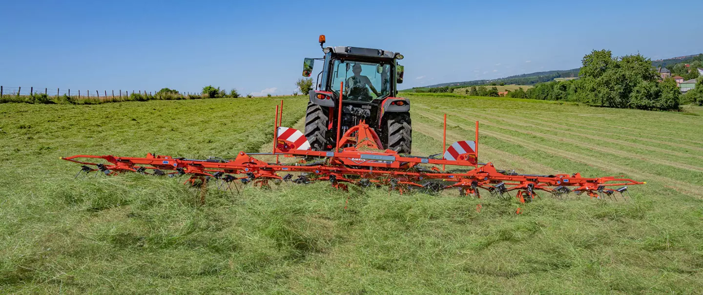 Border tedding on grassland with the GF 6503 | KUHN