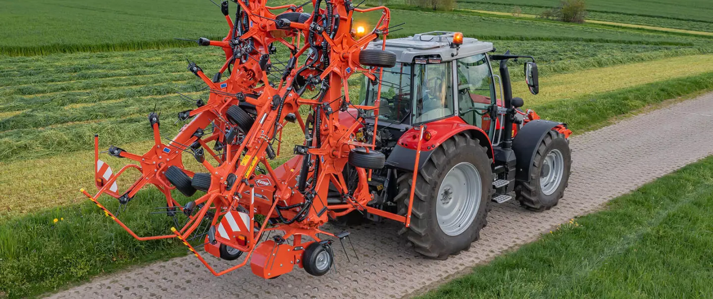 GF 13003 - The only 13 m mounted tedder! | KUHN