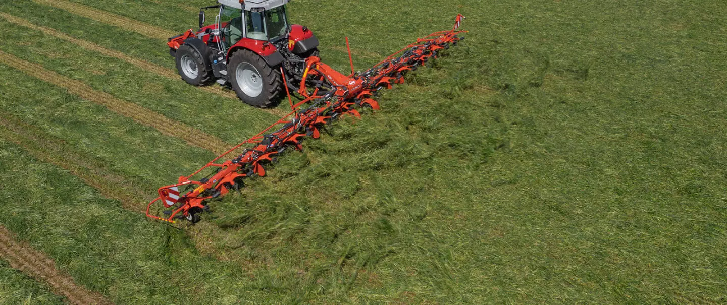 GF 13003 - The only 13 m mounted tedder! | KUHN