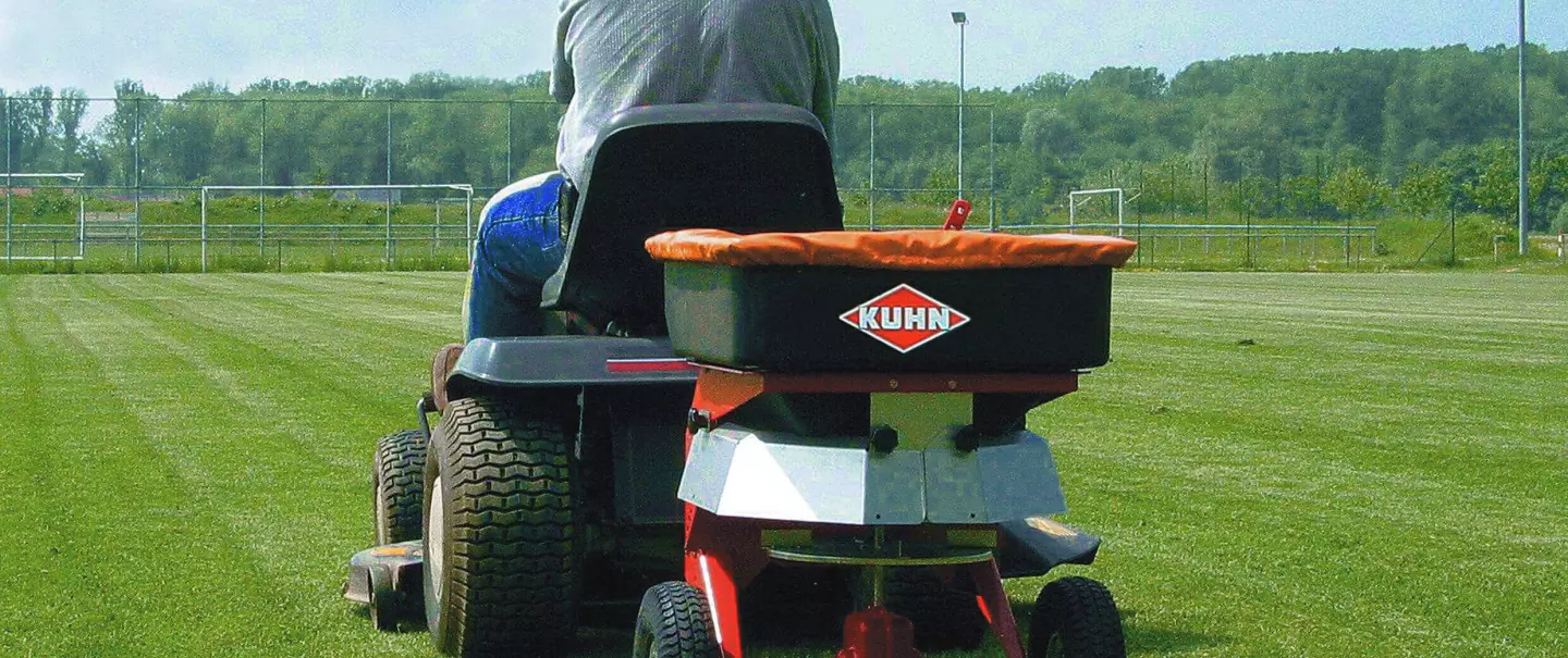 K51 sand and fertiliser spreader at work