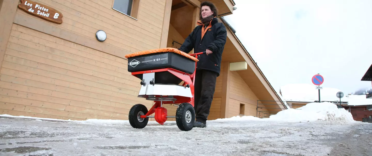 K51 geduwde zout-, zand-, grindstrooier in de sneeuw