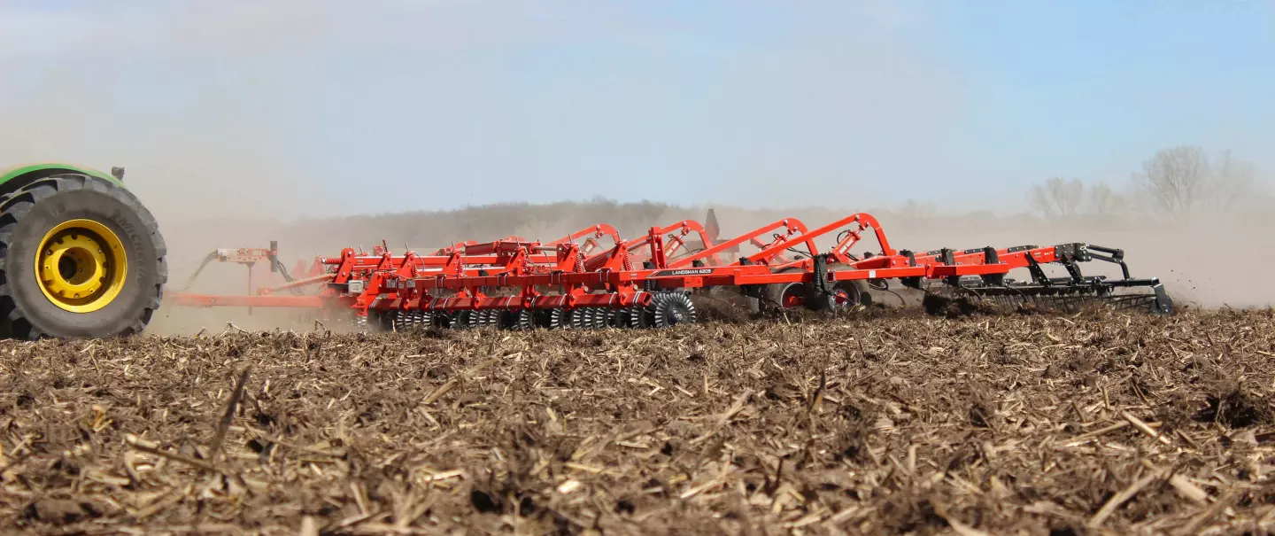 Aanzicht van de KUHN zaaibedcultivator LANDSMAN 6205
