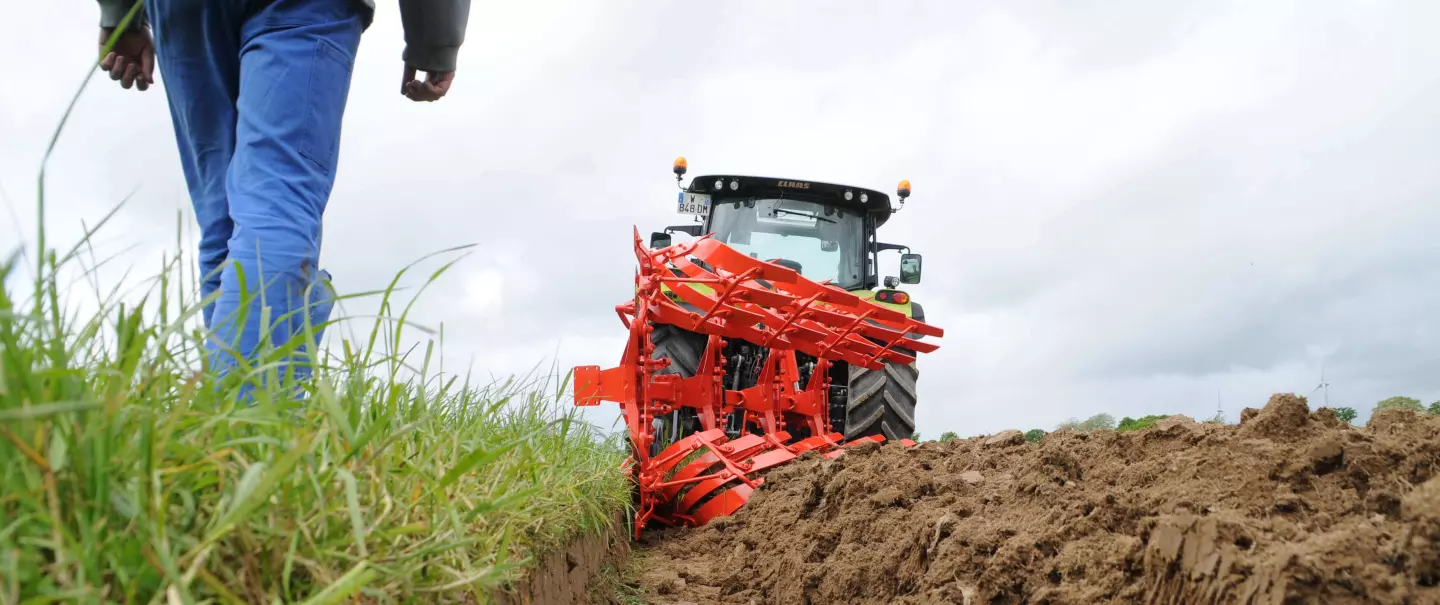 The KUHN MASTER 103 mounted plough offers exceptional burying quality.