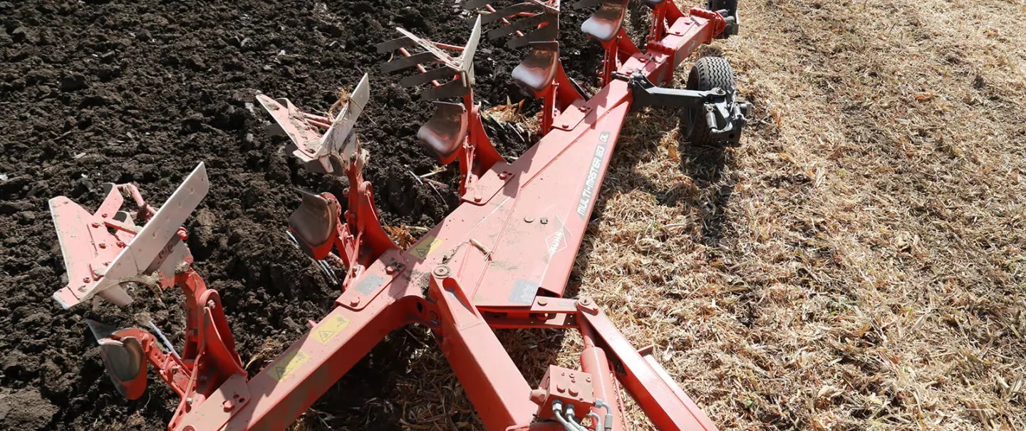 MASTER 183 gemonteerde wentelploegen zijn geschikt voor grote bandafstanden.