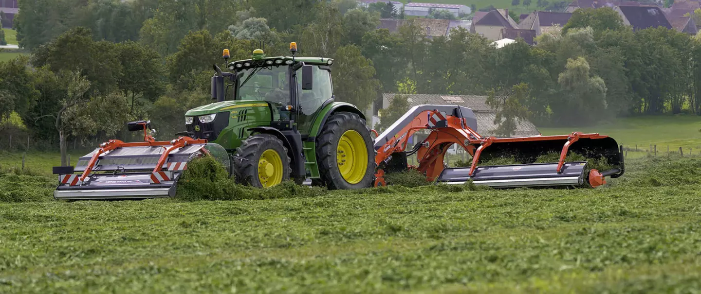 De front bandhark MERGE MAXX 440 F gecombineerd met een achtergemonteerde bandhark MERGE MAXX 950 aan het werk op een perceel