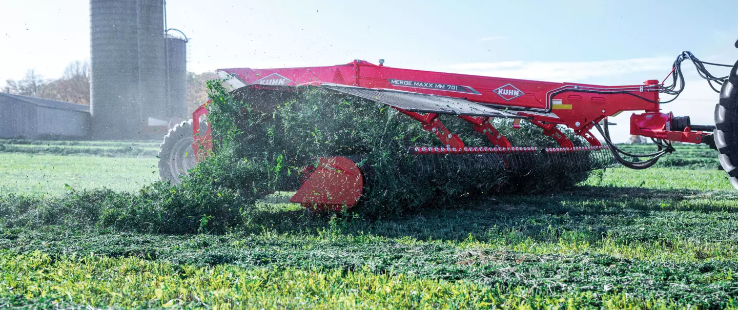 KUHN MERGE MAXX 701 in action