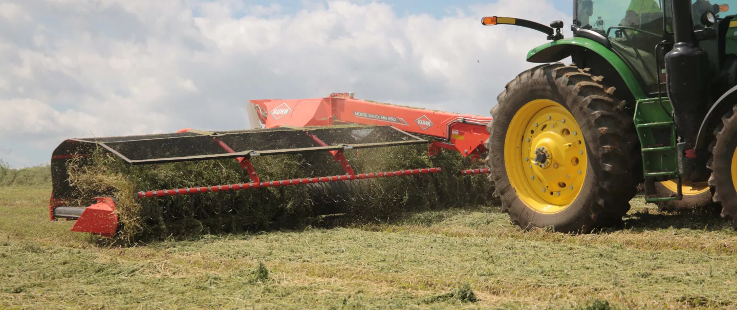 KUHN MERGE MAXX 890 in action