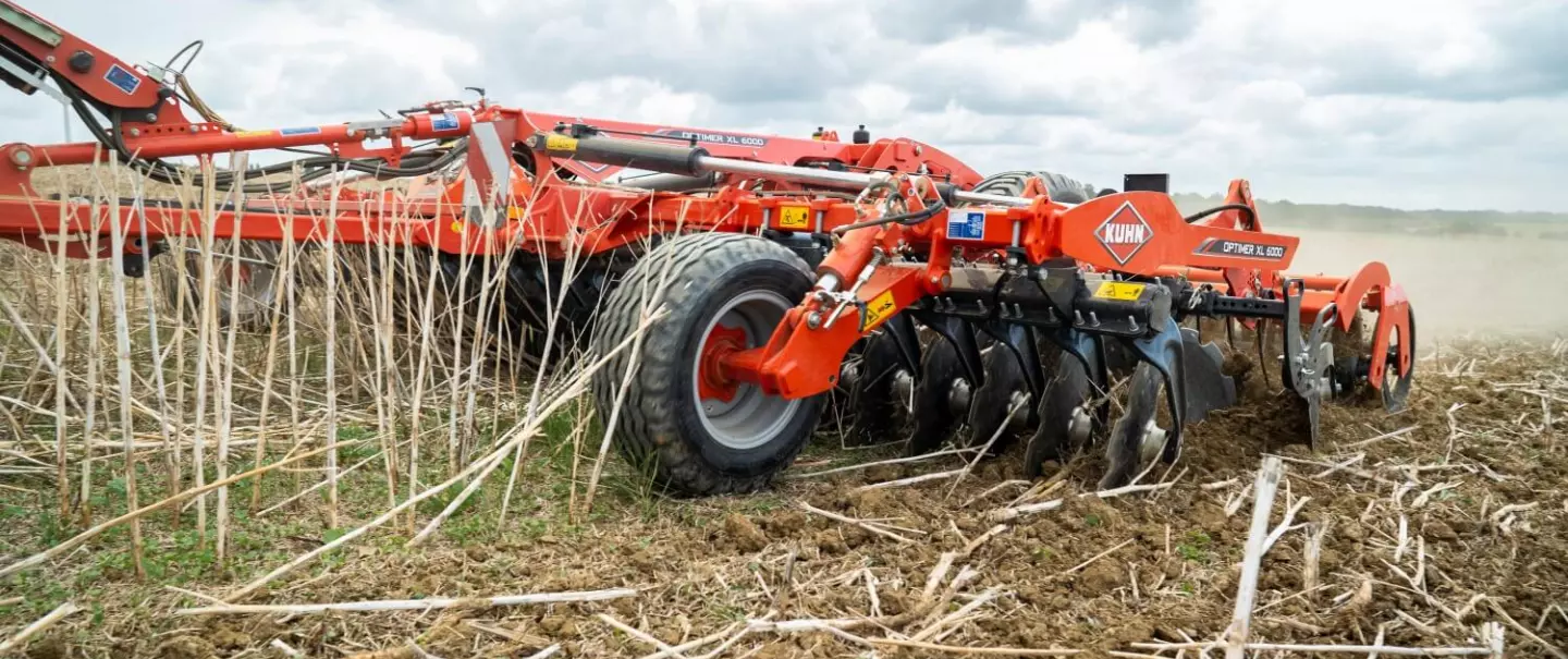 Kuhn OPTIMER stubble cultivator at work