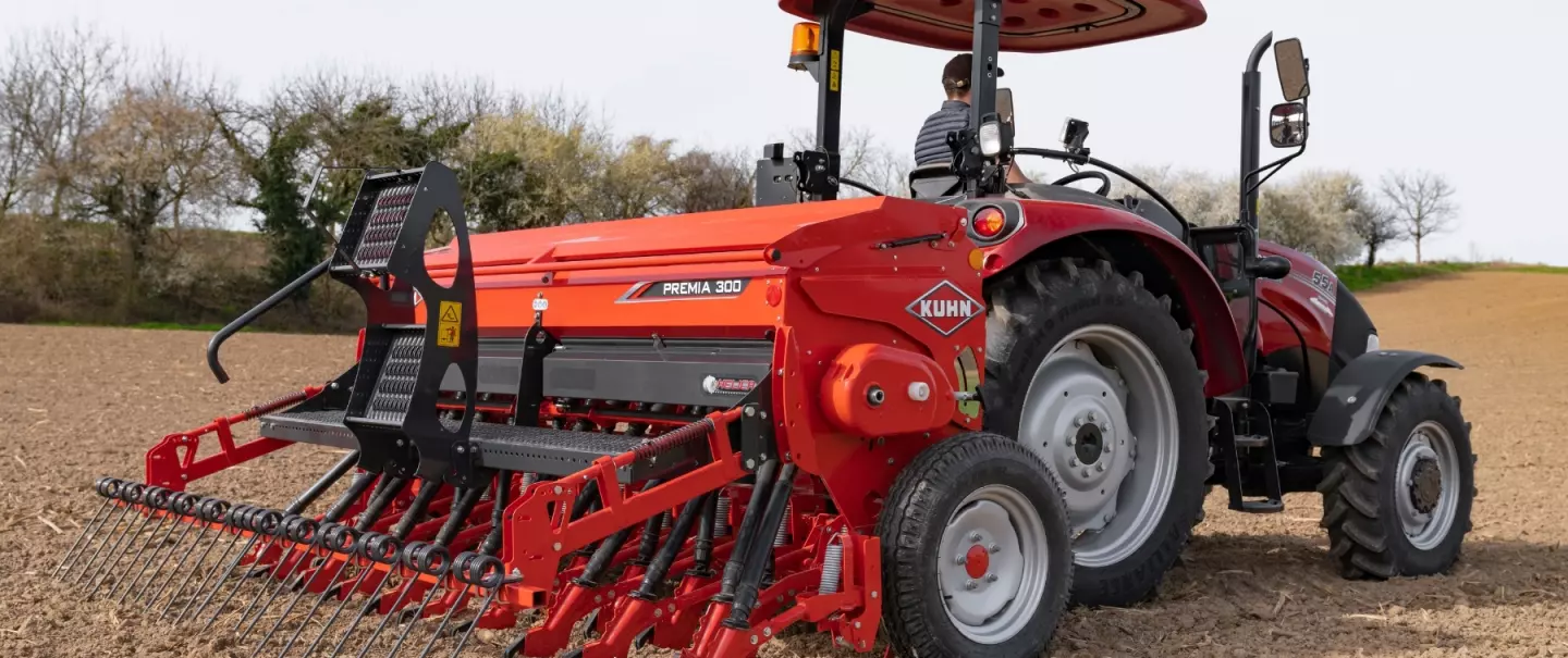 Photo de semoirs portés Kuhn modèle PREMIA avec tracteur en action