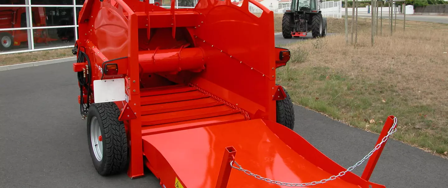 Empajadora PRIMOR 2060 H de KUHN semisuspendida, vista desde la parte posterior izquierda