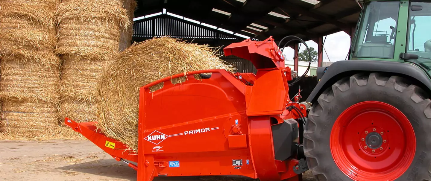 Empajadora distribuidora PRIMOR 2060 S de KUHN durante la carga