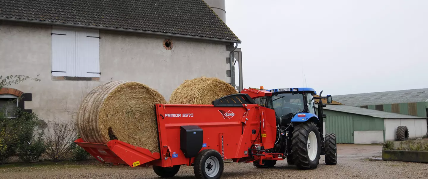 The KUHN PRIMOR 5570 M in transport mode