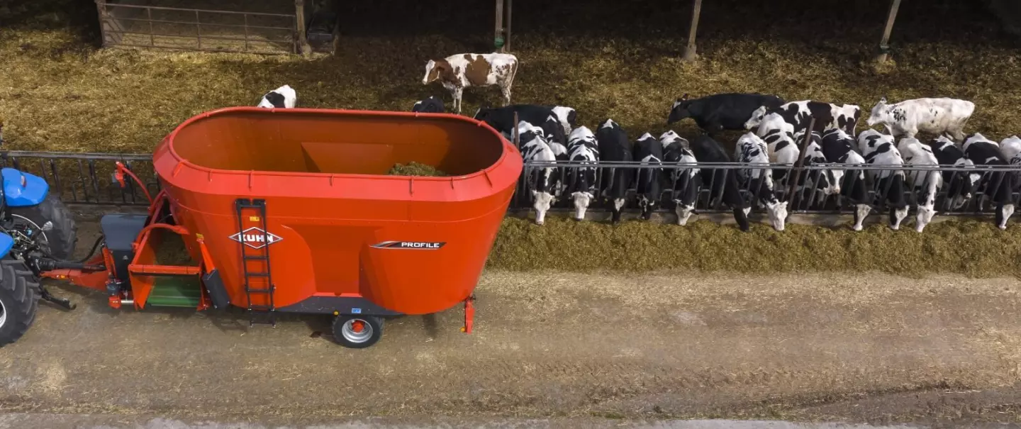 Wide discharge conveyor for even ration distribution