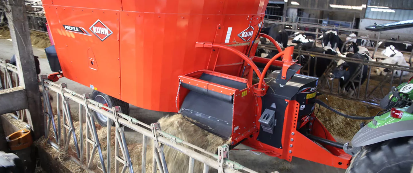 PROFILE 2 CL vertical twin auger mixer at work