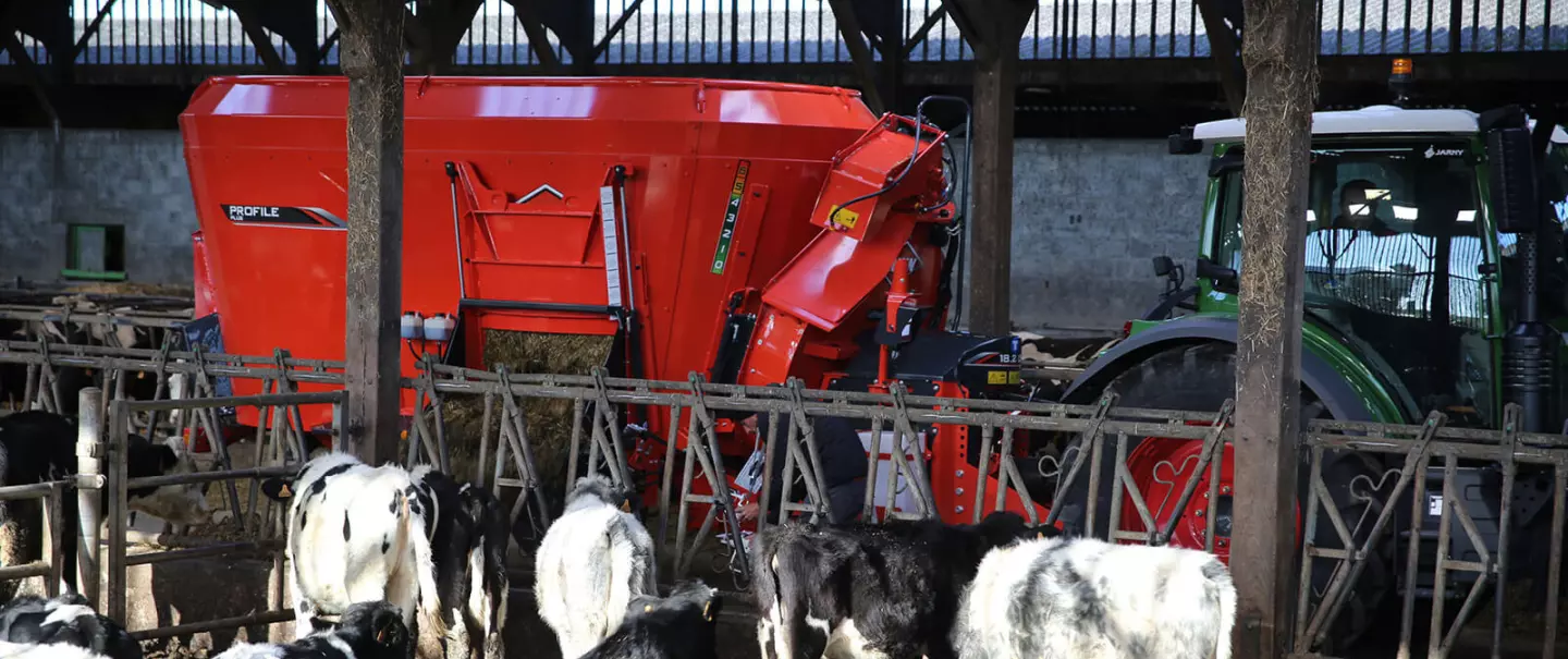 Photo chargement de la cuve de la mélangeuse PROFILE PLUS 2 DS