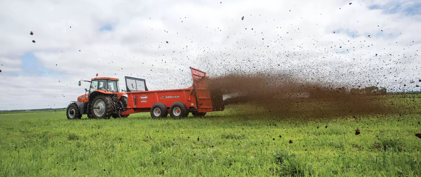 KUHN PS 242 ProSpread apron box spreader in action