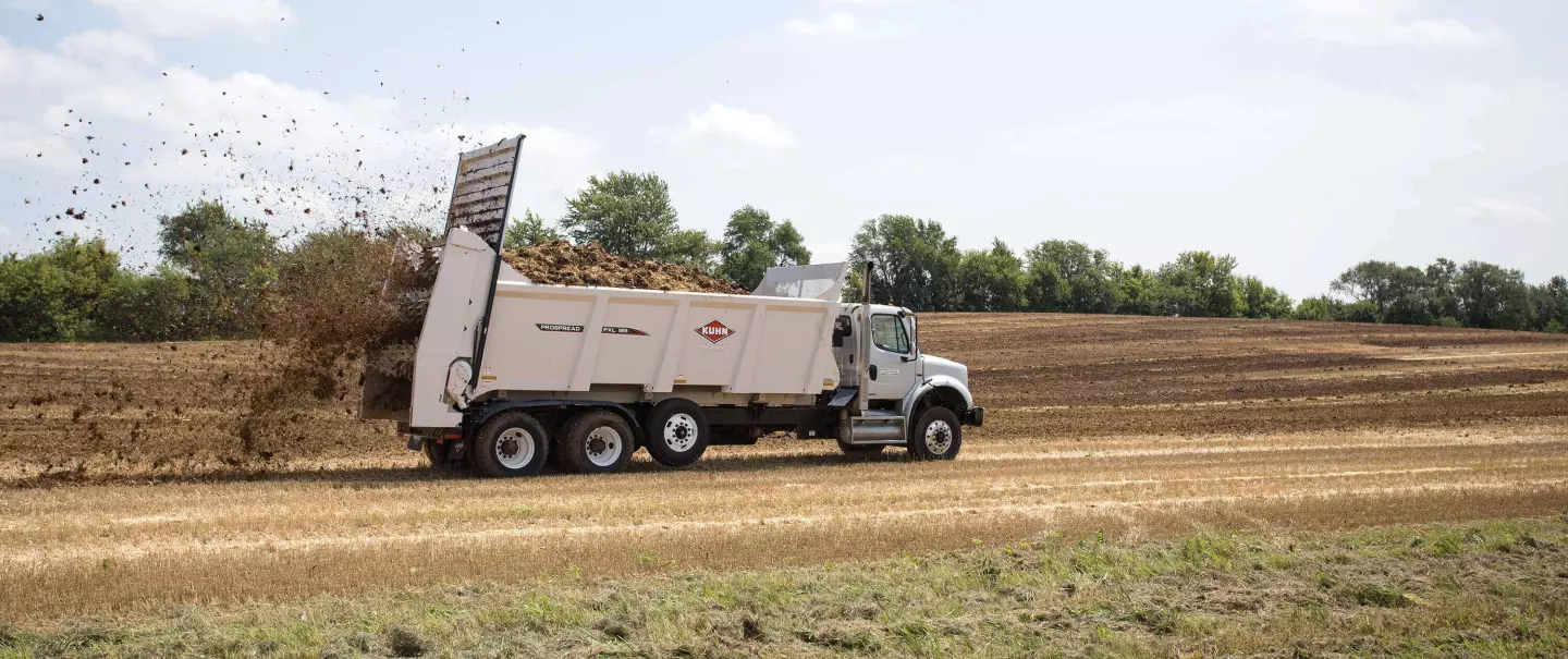 KUHN PXL 100 Series ProSpread apron box spreader in action