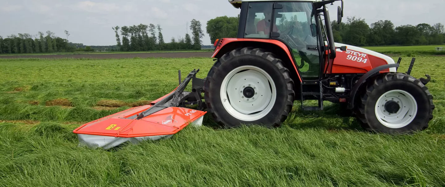PZ 170 drum mower mowing gras in a flat field