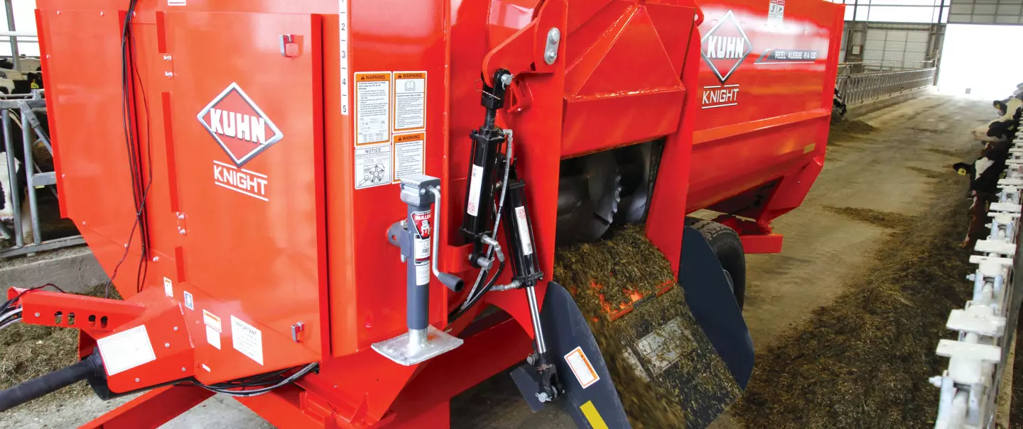 KUHN RA 130 Reel Auggie Mixer in action