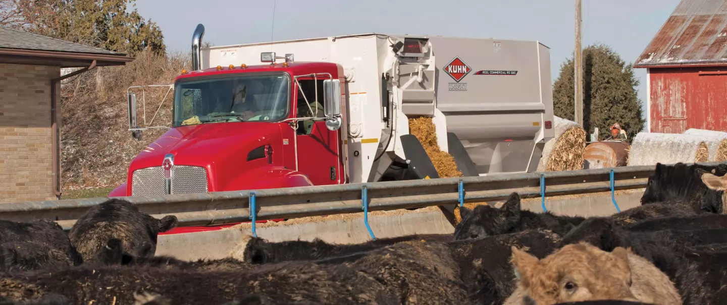 Aanzicht van de KUHN voermengwagen met menghaspel uit de RC 200-serie
