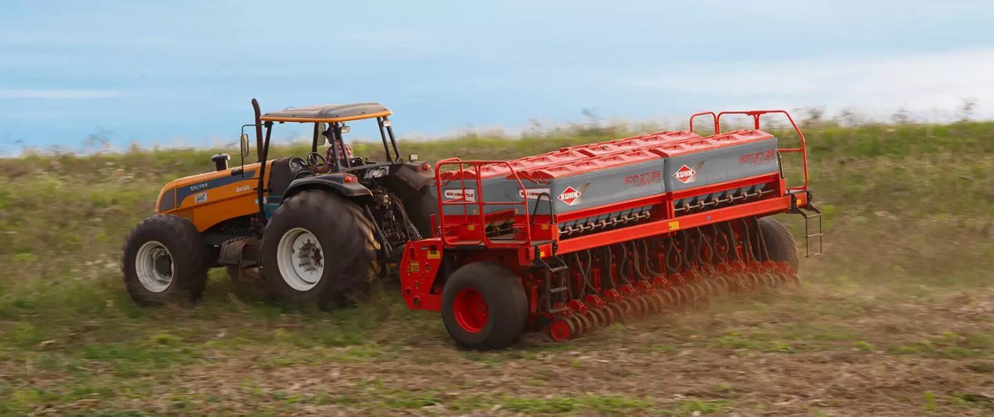 Sembradora mecánica SDM en posición de transporte viajando por una carretera.