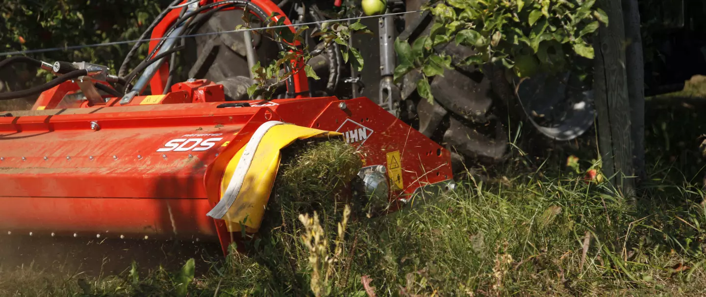 De SDS klepelmaaier met een uitwerpopening aan één kant aan het werk