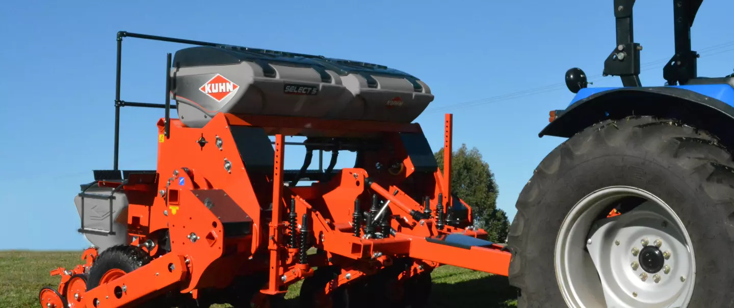 Front isometric view of the SELECT GG hitched to the tractor.