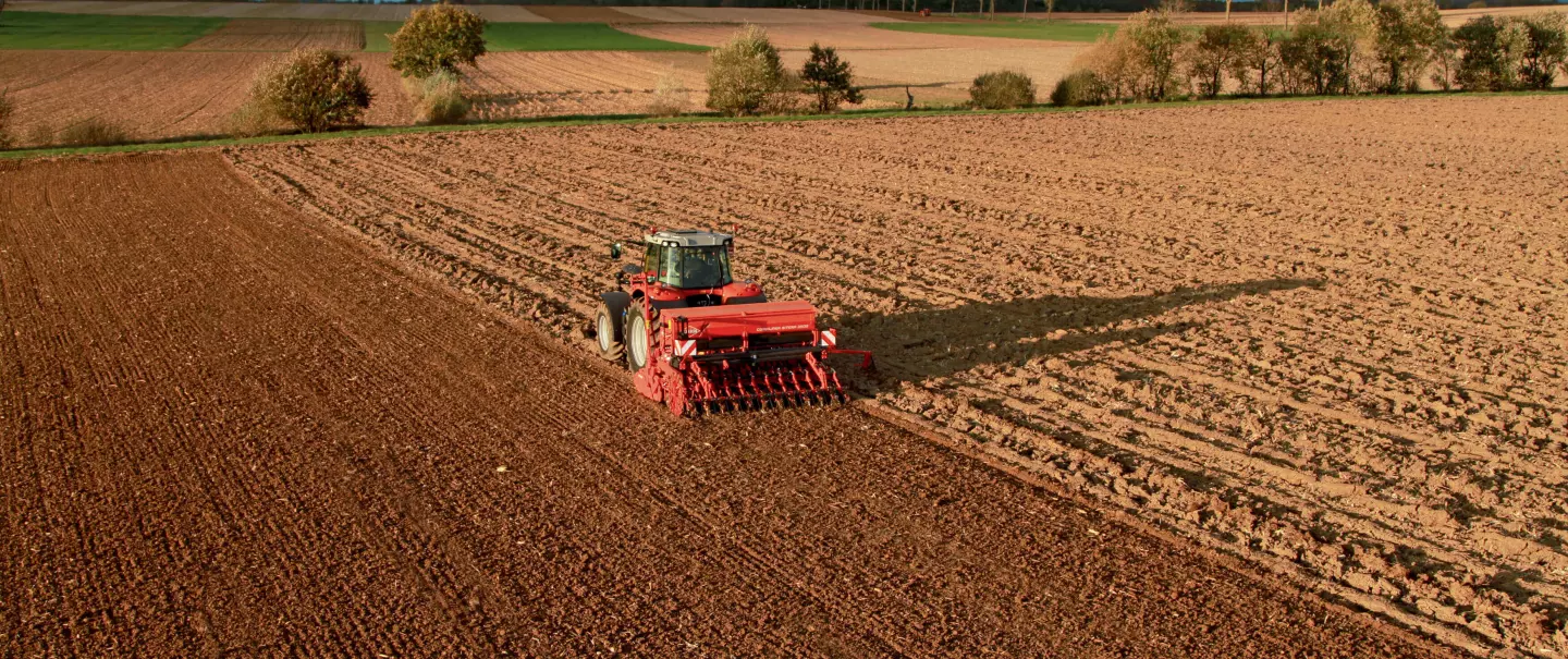 Integrated mechanical seed drill COMBILINER SITERA 3000 at work