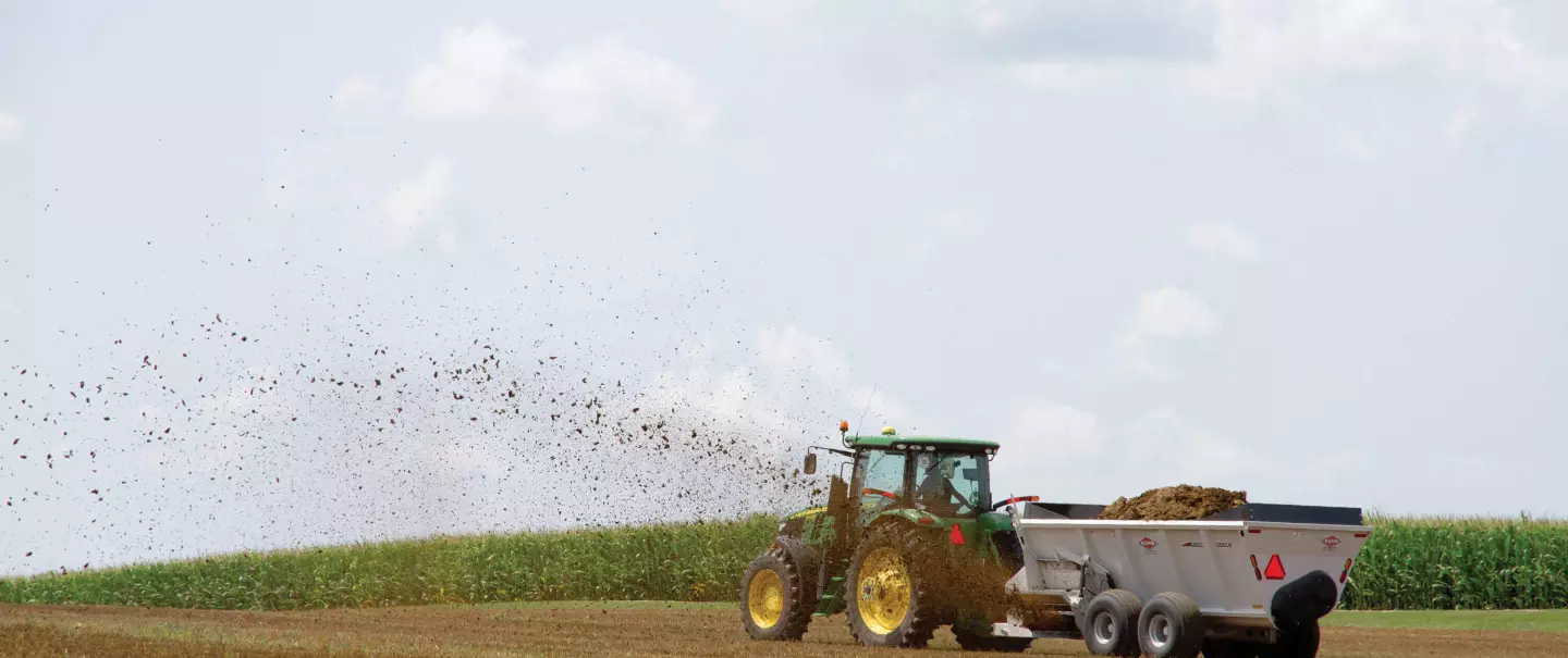 L'épandeur à fumier KUHN SLC 126 en action