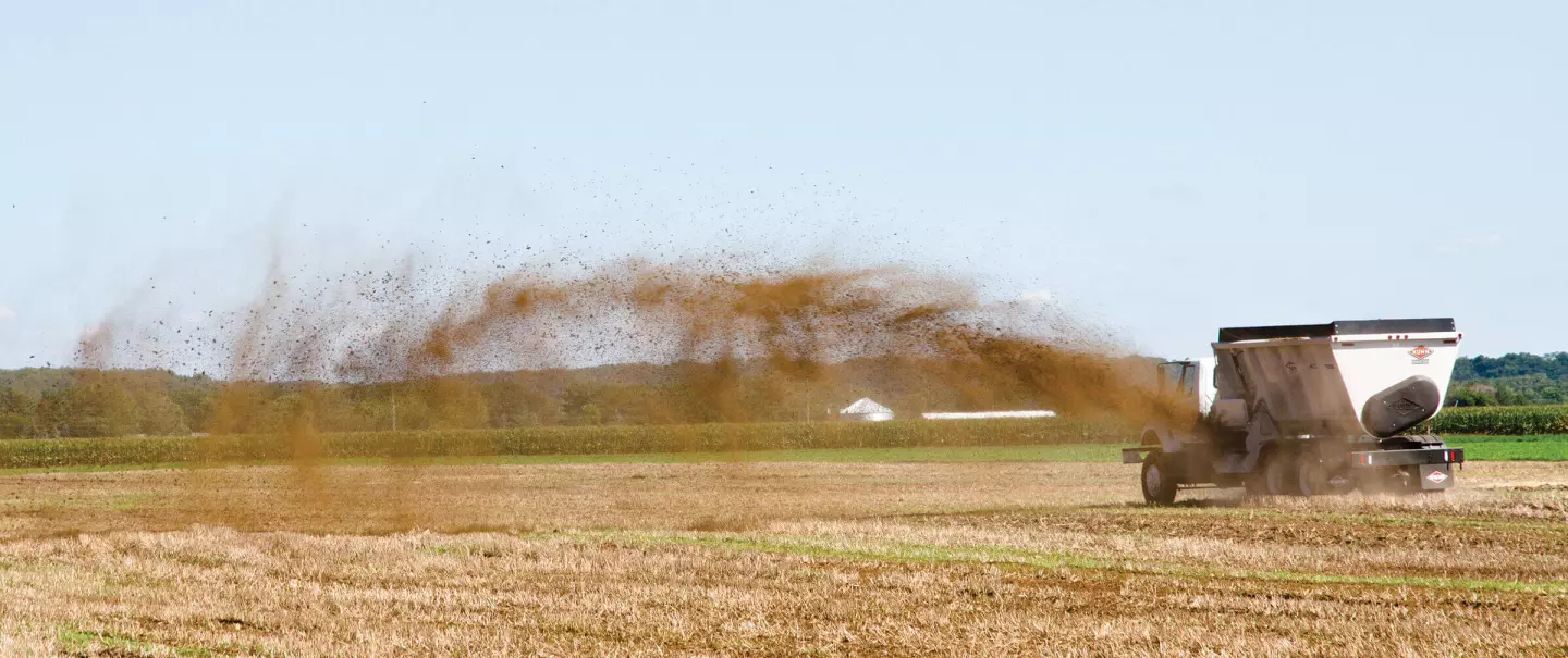 KUHN SLC 126 manure spreader in action