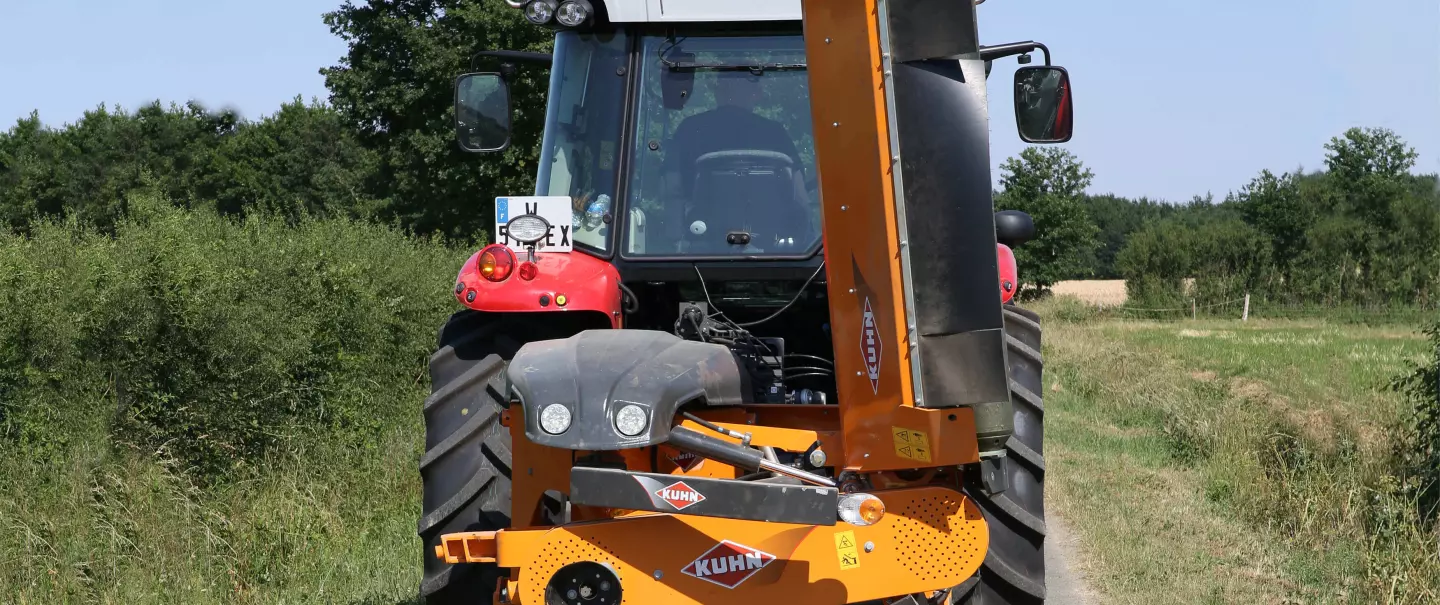 De SPRING LONGER 70 bermmaaier tijdens transport over de weg