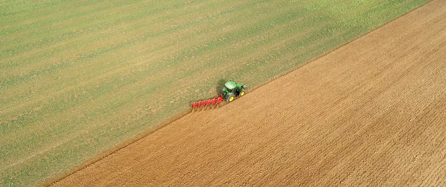 El Smart Ploughing Line corrige las curvas de la parcela para conseguir un trabajo de arado perfectamente rectilĆneo.