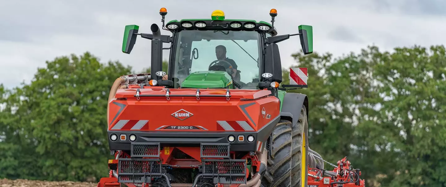 The TF 2300 C front hopper with double compartment at work