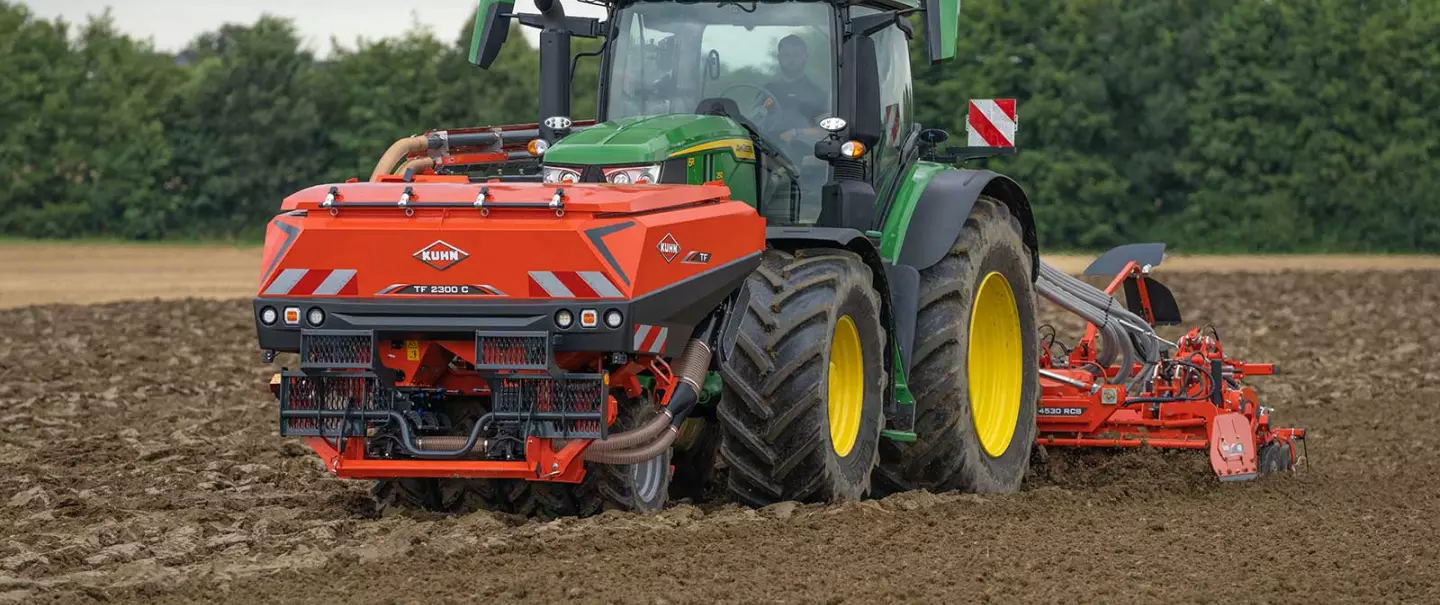 The TF 2300 C front hopper with double compartment at work