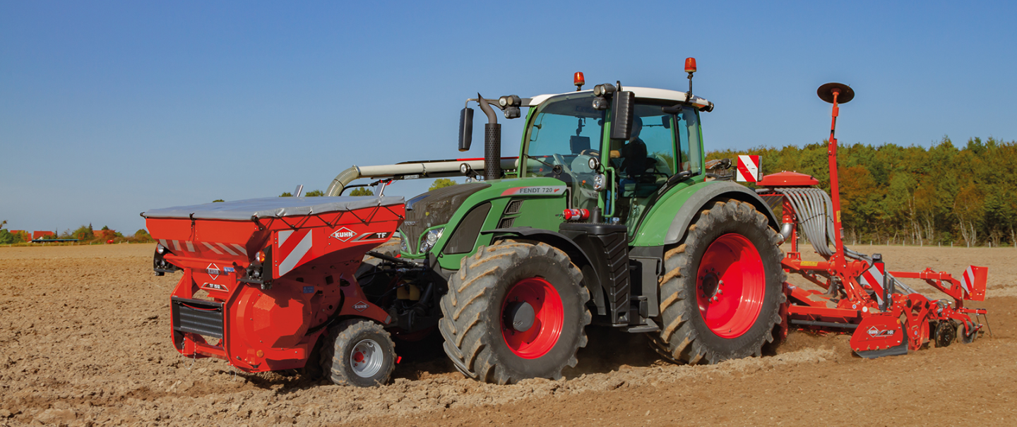 Seeding combination composed of the HR 4530 RCS power harrow and the HR 4530 seeding bar, on the road