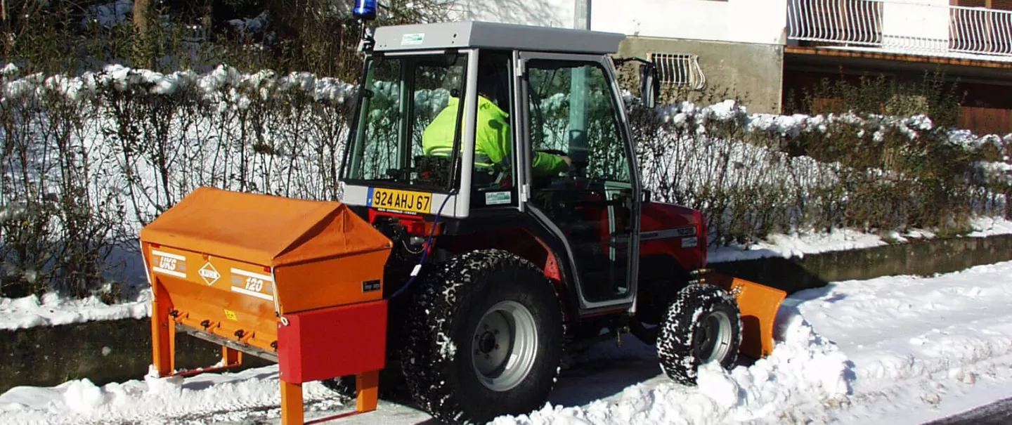 Versatile salt and sand spreader UKS 120 and road maintenance in winter