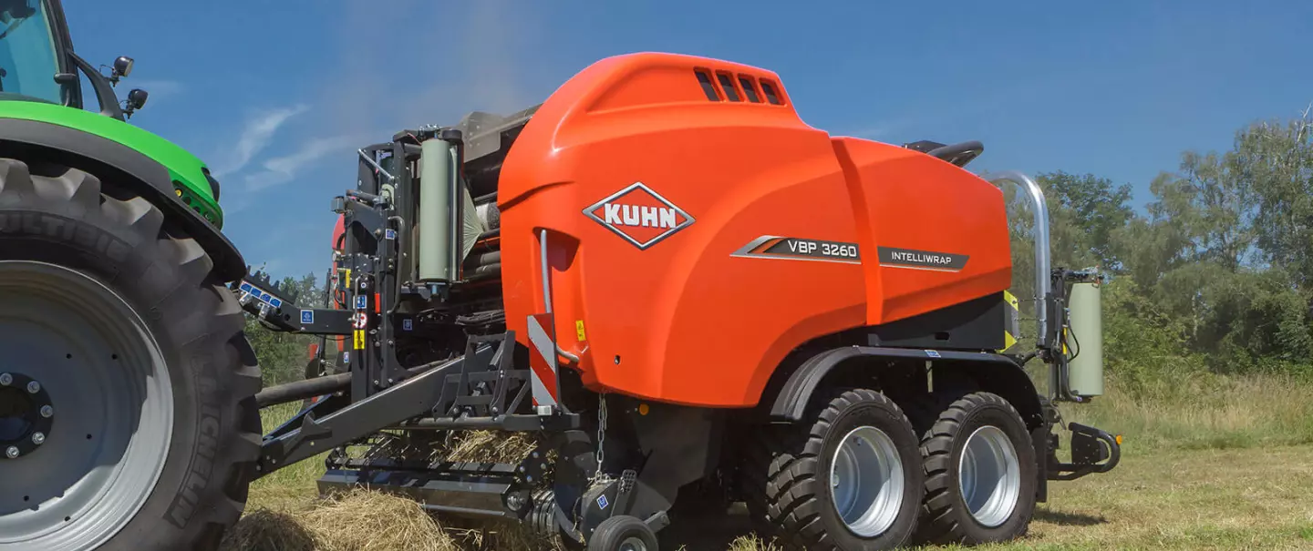 KUHN VBP 3260 baler-wrapper combination wrapping silage bales.
