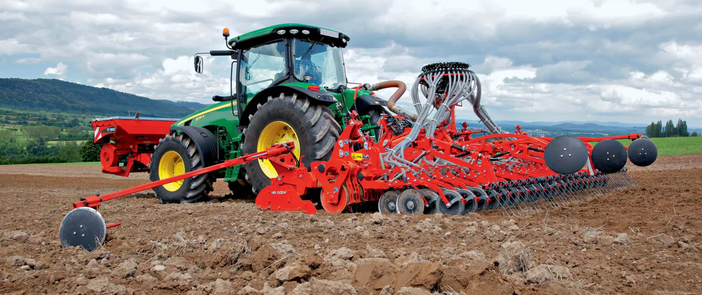 VENTA CSC 6000 seeding bar at work in combination with an HR 6004 power harrow and TF front hopper