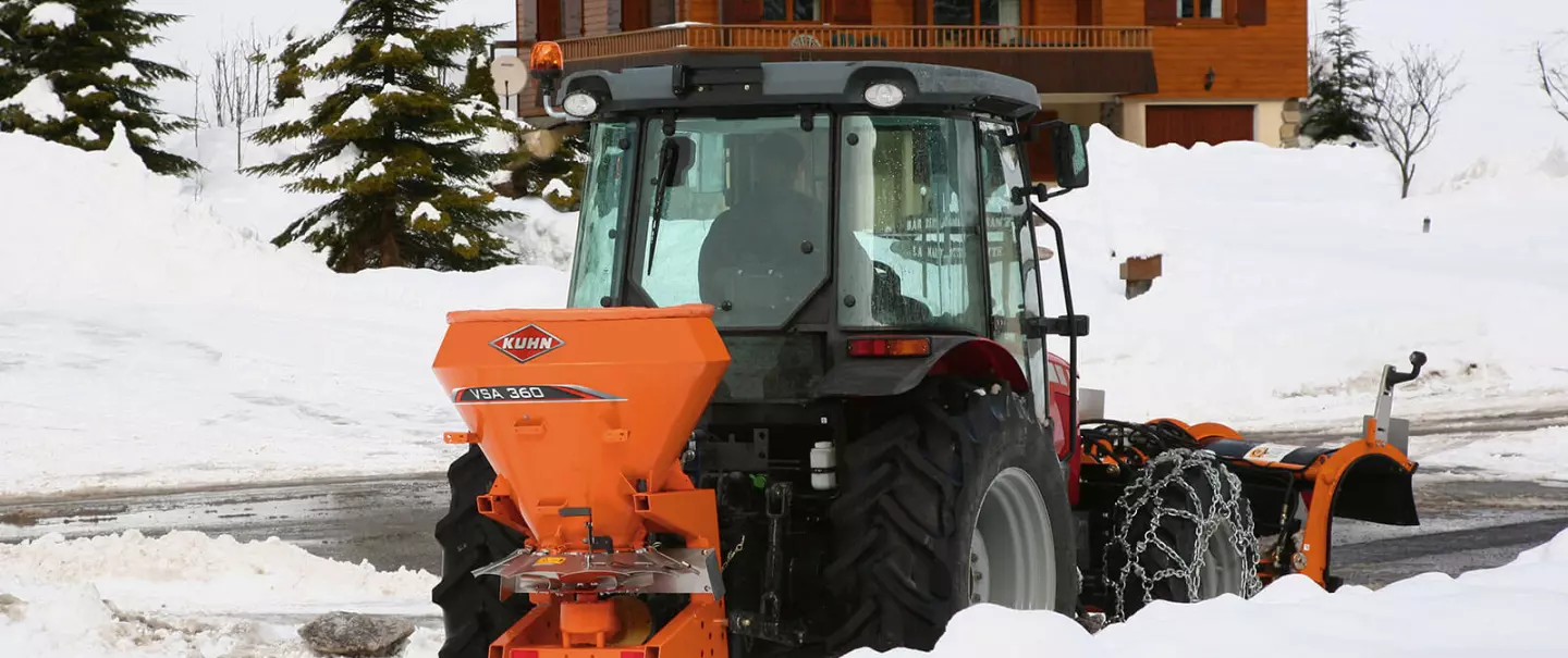 Distribuidor VSA de sal y arena en acción en una carretera de montaña en la nieve