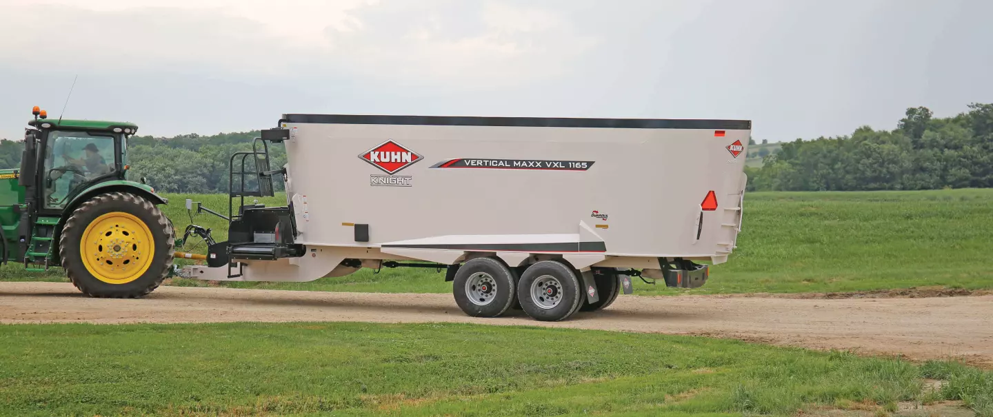 Aanzicht van de KUHN voermengwagens met drie vijzels uit de VXL 1165