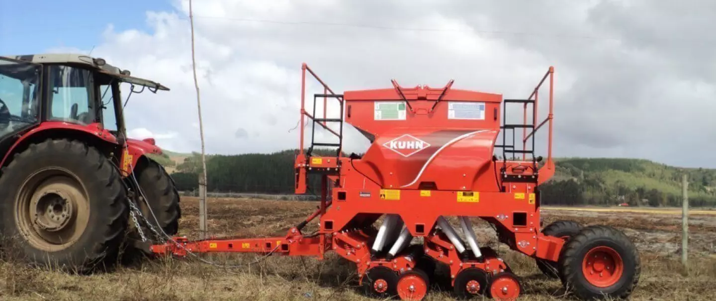 Vista lateral de SDE en posición de trabajo remolcado por el tractor